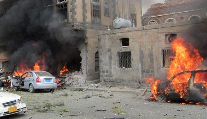"الدولة" يتبنى تفجير سيارة مفخخة أمام وزارة الخارجية في عدن