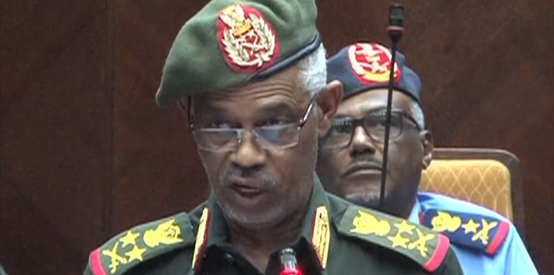وزير الدفاع السوداني يجري مباحثات مع مسؤول عسكري سعودي