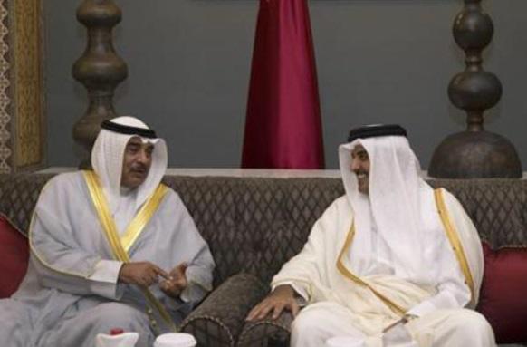 أمير قطر ووزير خارجية الكويت يبحثان تنمية العلاقات وتطويرها