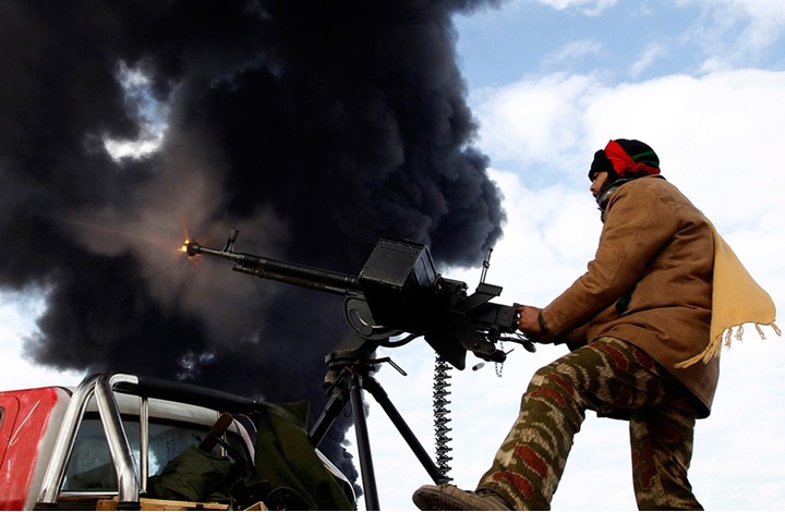 ثوار بنغازي يحاصرون قاعدة حفتر الجوية 