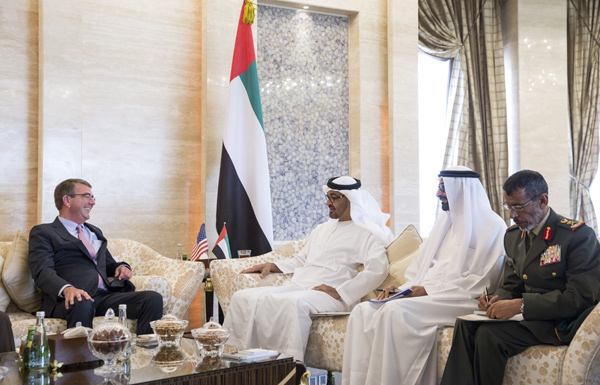 محمد بن زايد يلتقي وزير الدفاع الأمريكي في أبوظبي