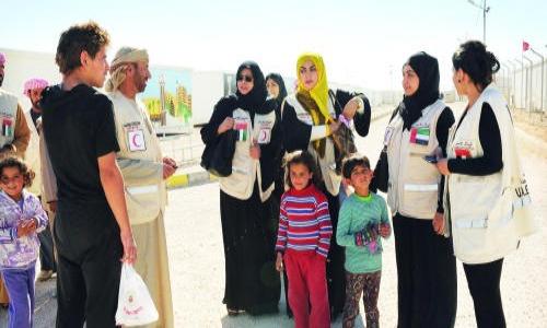 الشرطة النسائية الإماراتية تزور مخيمات اللاجئين السوريين بالأردن
