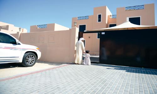 بلدية المنطقة الغربية تسلم 181 مواطنا مساكنهم بمدينة غياثي 