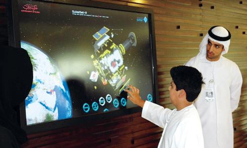 المخترع الإماراتي الصغير يتعرف مشاريع مؤسسة "إياست"