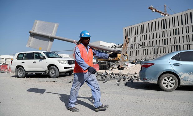 خوذة مكيفة لتسهيل مهام عمال مونديال 2022 في قطر