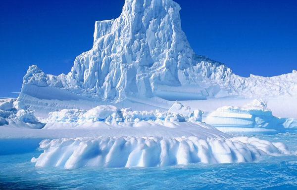 «بيئة أبوظبي» تضع "فيتو" على مشروع نقل جبال جليدية إلى شواطئ الفجيرة