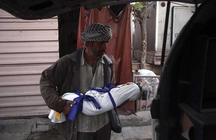 مقتل 19 شخصا بينهم 6 أطفال في غارات النظام السوري على الغوطة الشرقية