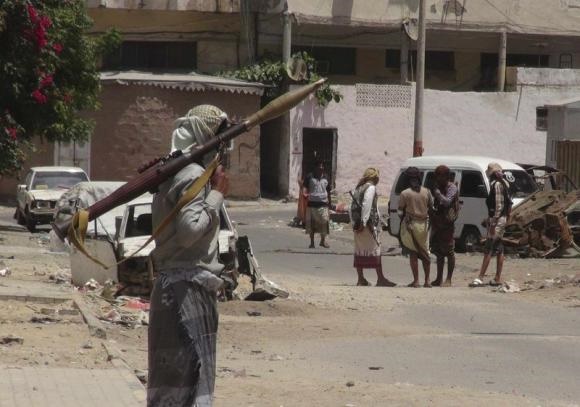 مقتل 8 جنود يمنيين و18 حوثياً بمعارك في تعز