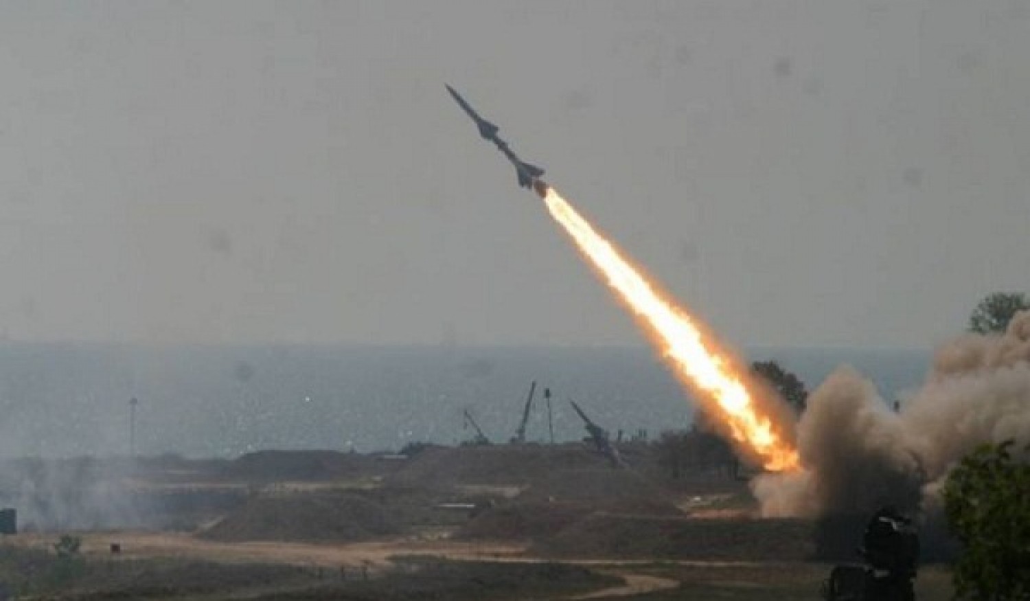الحوثيون يعلنون إطلاق صاروخ "باليستي" على جنوب غرب السعودية
