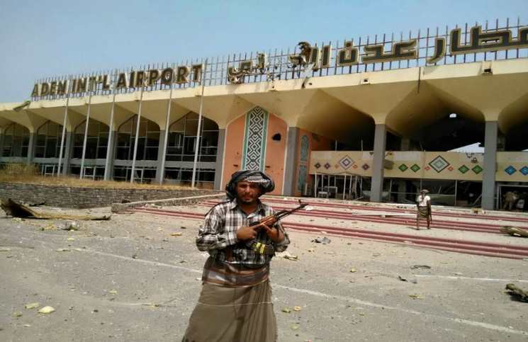 قوة حماية “مطار عدن” تحتجز قائد بالحماية الرئاسية فور وصوله اليمن