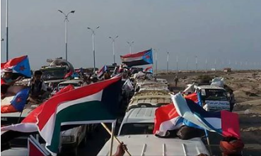 تظاهرة لآلاف من انفصاليي الجنوب في عدن ترفع علم الإمارات