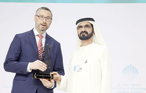 محمد بن راشد يكرم الفائزين بجائزة أفضل خدمة حكومية عبر الهاتف المحمول‏