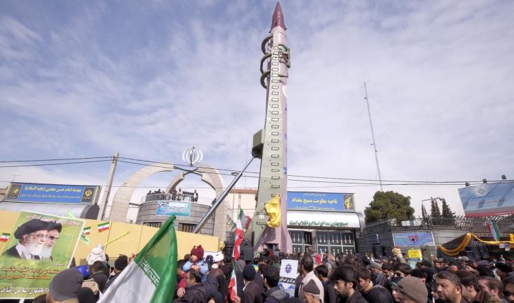 إيران تستعرض صاروخا بالستيا لا يرصده الرادار
