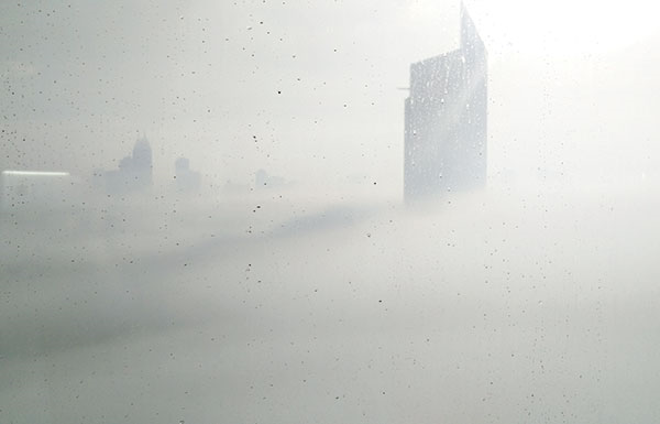 ولي عهد دبي يصور الإمارة بعد تغطية الضباب الأجواء.. هكذا ظهرت (شاهد)