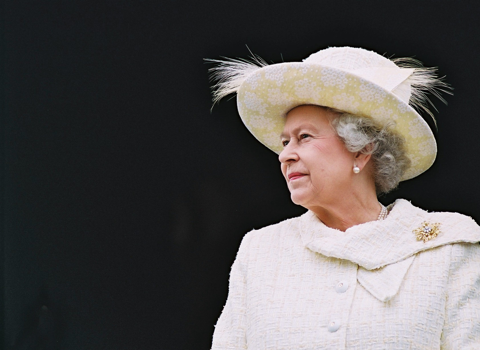 الملكة إليزابيث تقدم أوسمة لثلاثة بريطانيين مقيمين في الإمارات