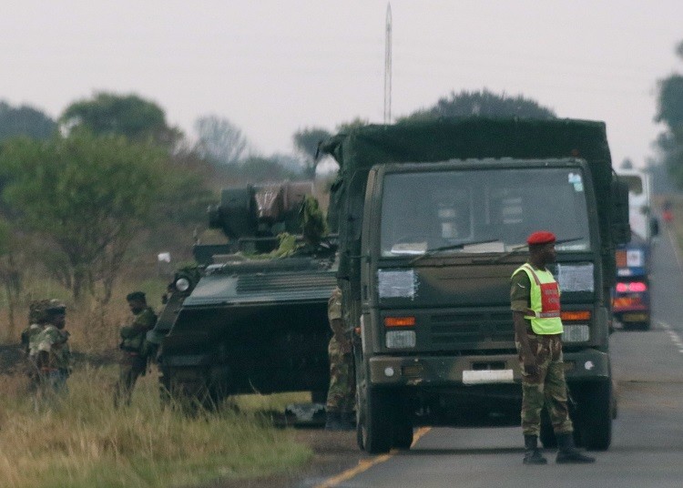 زيمبابوي.. تحرك عسكري ولا انقلاب يستهدف "مجرمين محيطين بالرئيس"