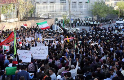 الرياض تحمل إيران مسؤولية سلامة بعثتها الدبلوماسية في طهران