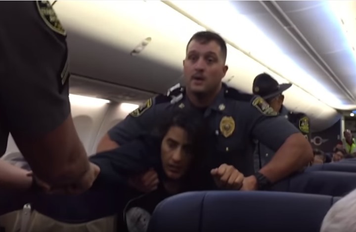 الشرطة الأمريكية تطرد مسلمة حامل من طائرة لأجل كلبين