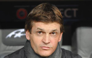 لاعبو برشلونه ينعون مدربهم السابق فيلانوفا