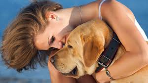 سيدة أمريكية تعض كلبًا  