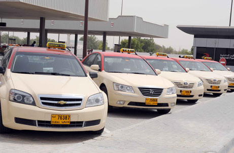 شرطة دبي تضع كاميرات داخل مركبات الأجرة لتقييم سلوك السائقين