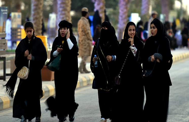 “نيويورك تايمز″: منافسة إيرانية – سعودية لمنح المرأة الحقوق