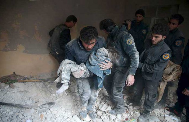 مقتل 19 مدنياً بينهم 7 أطفال في قصف جوي على بلدة في إدلب