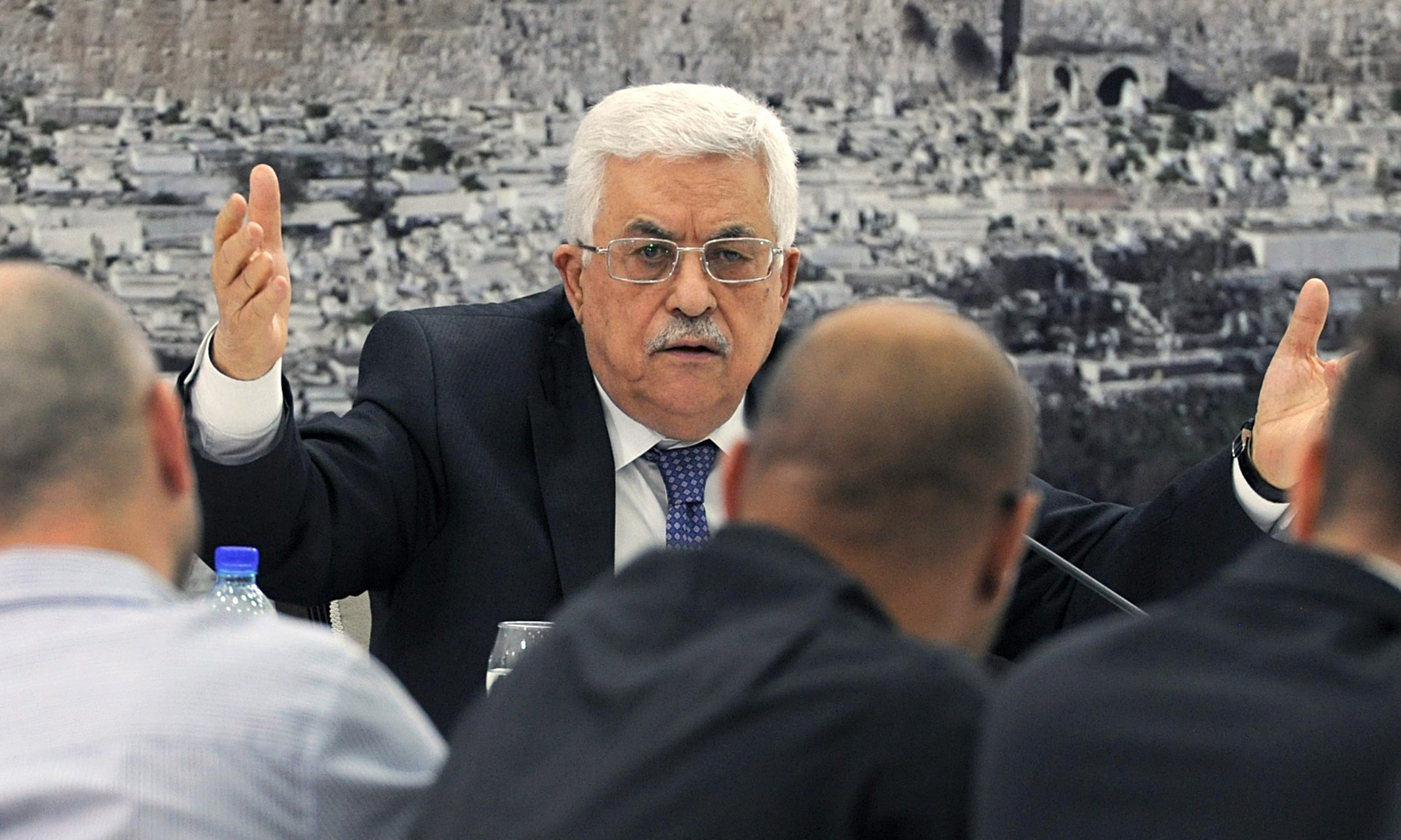 عباس يجدد استعداده التفاوض مع اسرائيل وحماس تطالبه بتحديده الانتخابات