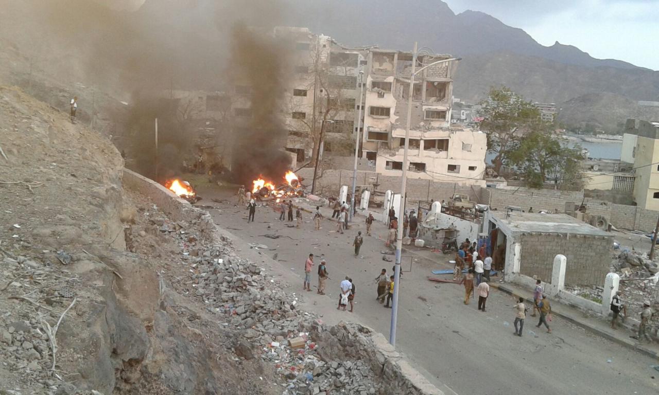 عشرات القتلى والجرحى في انفجارات هزت معسكرات للجيش في عدن