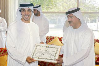 منصور بن زايد يتسلم جائزة اللجنة التنظيمية لسباقات الهجن