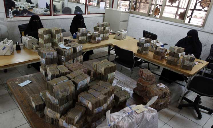 مسؤول مصرفي يمني: الحوثيون يطبعون 3 تريليونات ريال دون غطاء قانوني