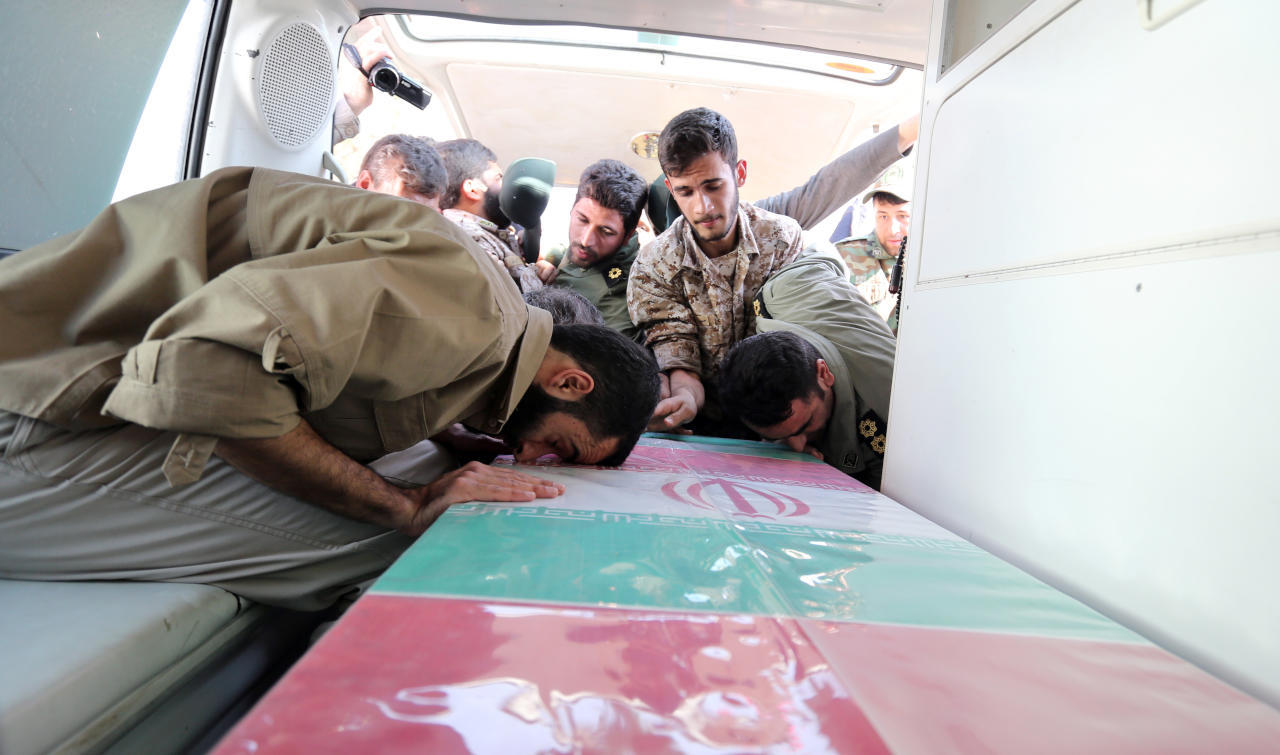 إيران تقبر 7 من مليشيات الحرس الثوري قُتلوا بسوريا