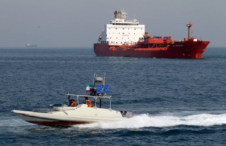 سفينتان حربيتان إيرانيتان في طريقهما لعُمان.. فماذا حملت طائرات لقطر؟