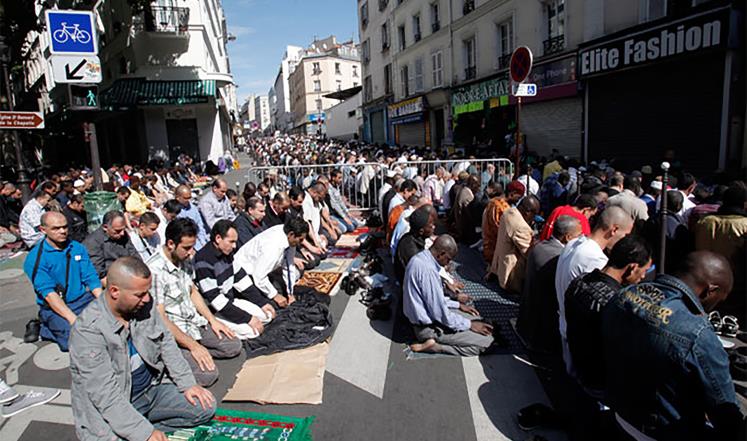 منع مسلمي فرنسا من الصلاة بشارع بضاحية باريس
