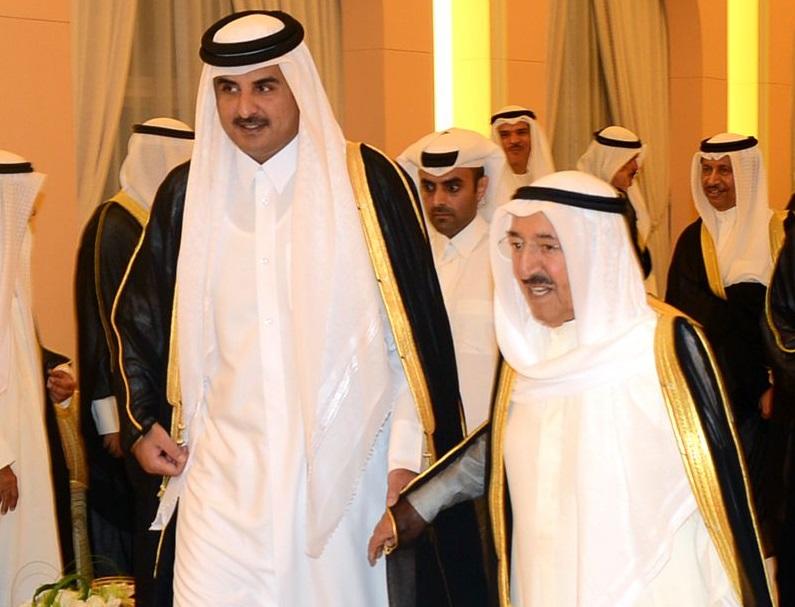 أمير الكويت يصل قطر بعد جولة بين أطراف الخلاف الخليجي