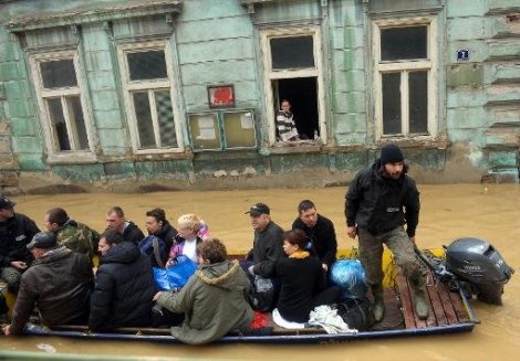 الكويت تقدم مساعدات لضحايا الفيضانات في البوسنة