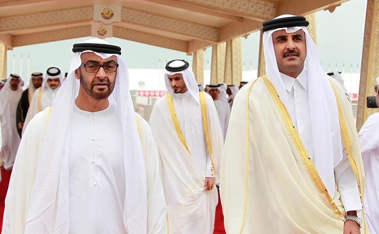 محمد بن زايد يستقبل أمير قطر في مطار الرئاسة