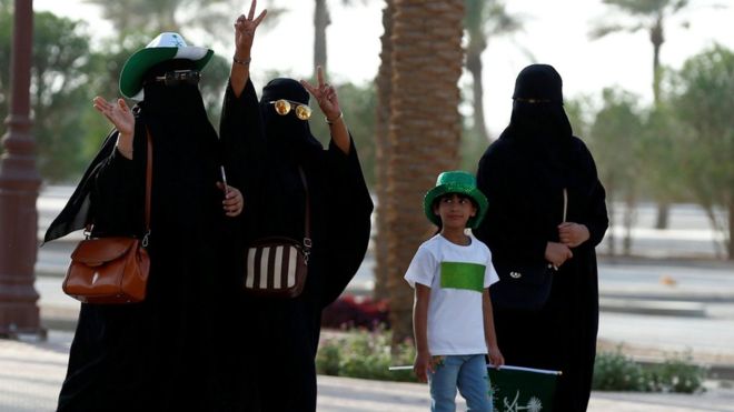 العاهل السعودي يسمح للنساء بقيادة السيارات