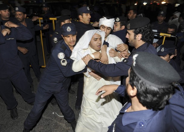 "هيومن رايتس ووتش" تندد بالانتهاكات المستمرة لحقوق الإنسان بالكويت