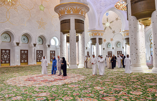 الأمير تشارلز يزور مسجد الشيخ زايد في أبوظبي