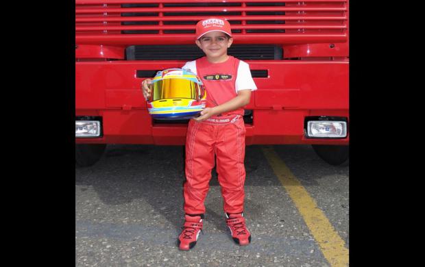 طفل إماراتي يفوز بسباق "الكارتنج" على الساحة الدولية
