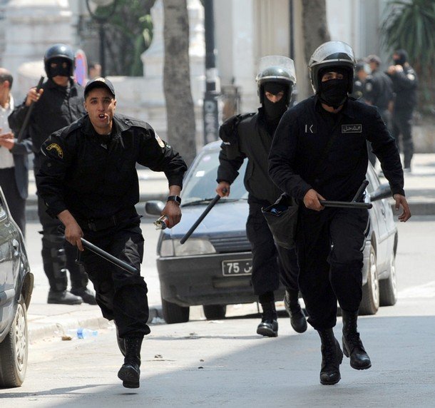 مقتل 4 من الشرطة التونسية بهجوم على منزل وزير الداخلية