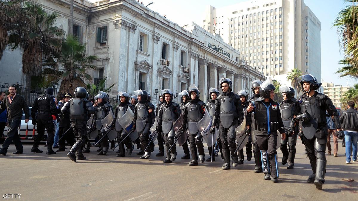 غاضبون يحاولون اقتحام قسم شرطة عقب وفاة محتجز شرقي القاهرة