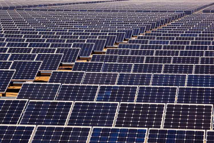 الإمارات وإندونيسيا تشيدان أكبر محطة شمسية عائمة