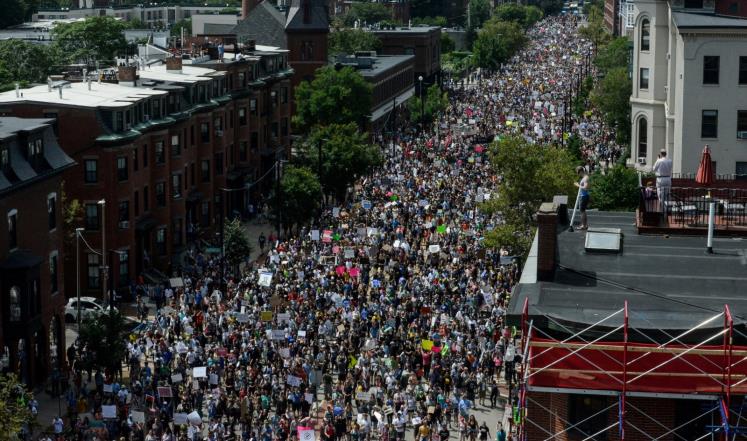 مظاهرة حاشدة في بوسطن تندد بعنصرية ترمب
