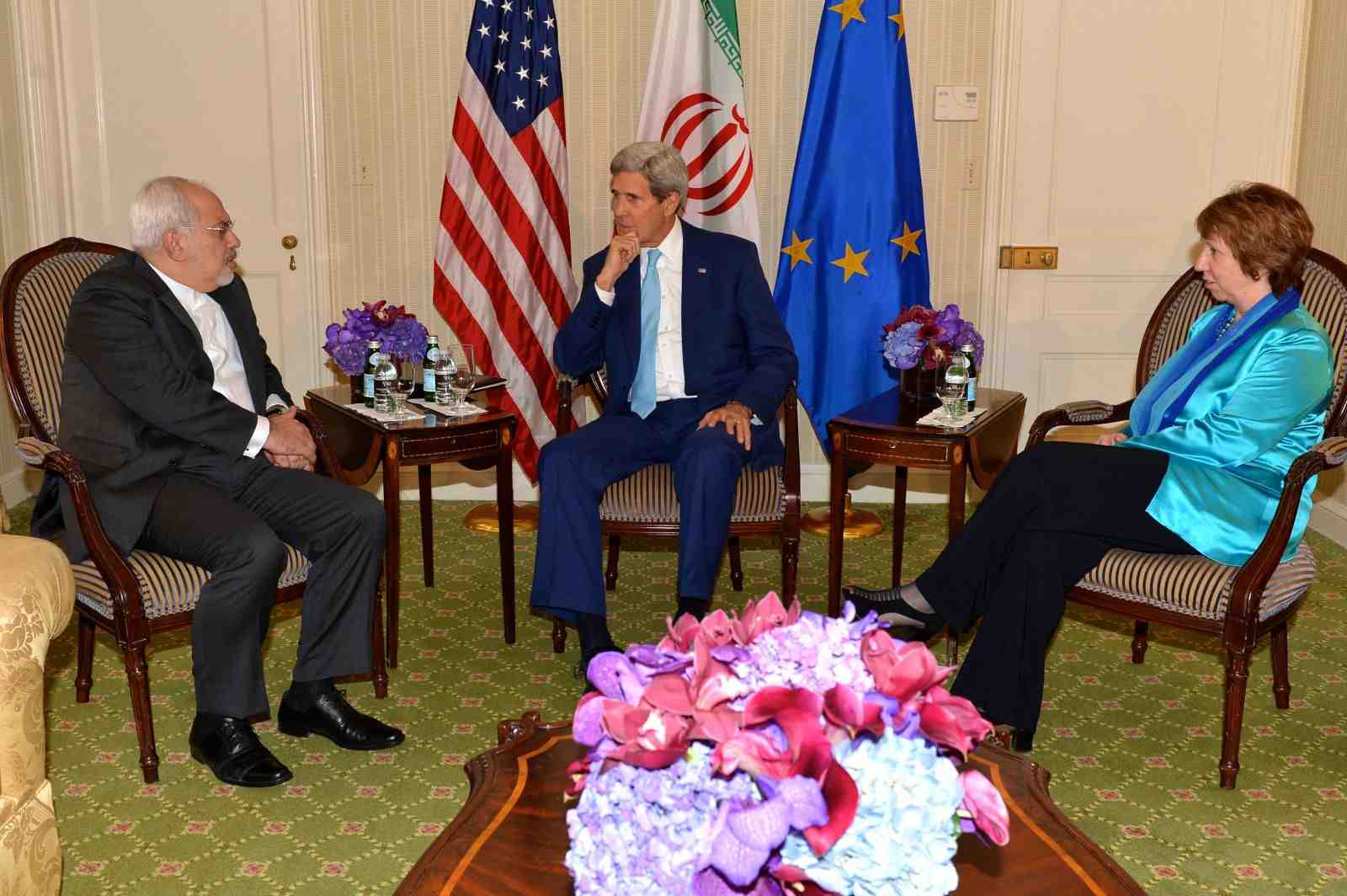 اجتماع مسقط الثلاثي بشأن نووي إيران يستأنف أعماله