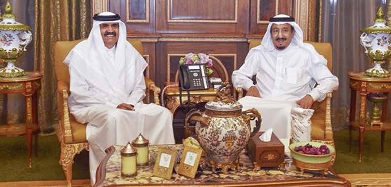 أمير قطر السابق يلتقي الملك سلمان في الرياض