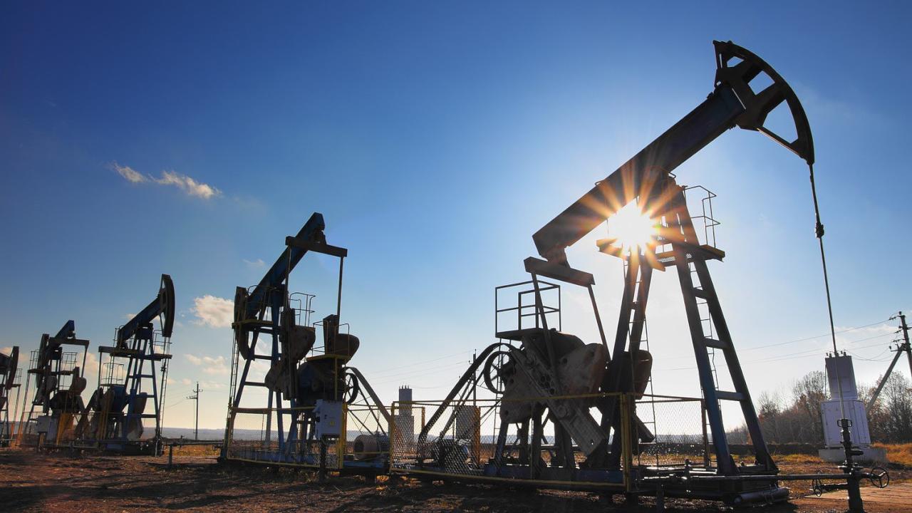 النفط يسجل أعلى مستوى منذ منتصف 2015