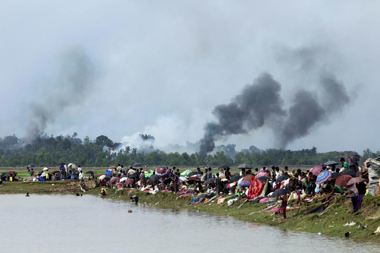بوذيون يحرقون منازل قرية لمسلمي الروهينغا بميانمار