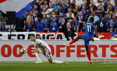 فرنسا بعشرة لاعبين تهزم انجلترا 3-2 في مباراة مثيرة